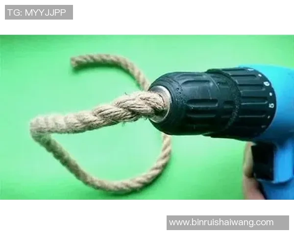 足球门前的奇妙瞬间绑在门上的故事与回忆